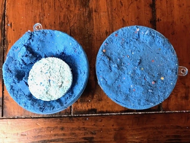 Place bath bomb embed off-center to make it spin